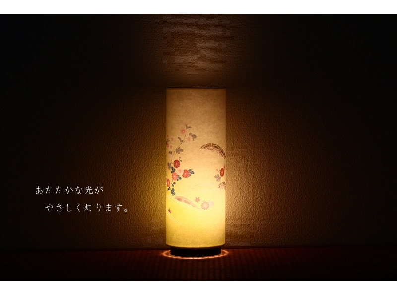モダン行灯「小菊」は明かりを灯すとあたたかな光がお部屋を優しく包みます。