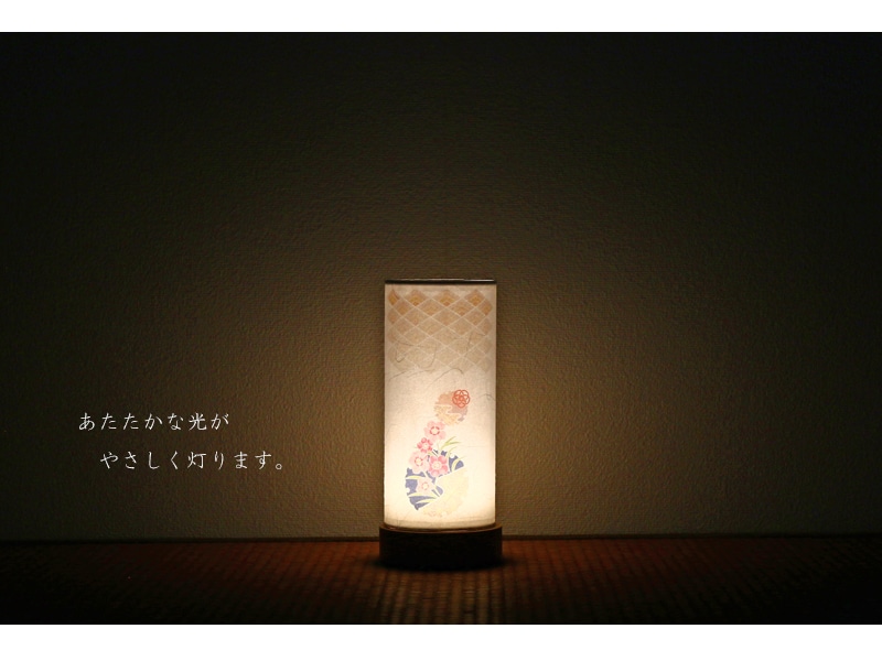 モダン行灯「香華」は明かりを灯すとあたたかな光がお部屋を優しく包みます。