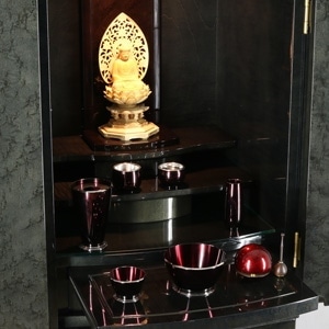 店長おすすめセット01の斜め角度からの本尊・仏具・リンの一式セット例